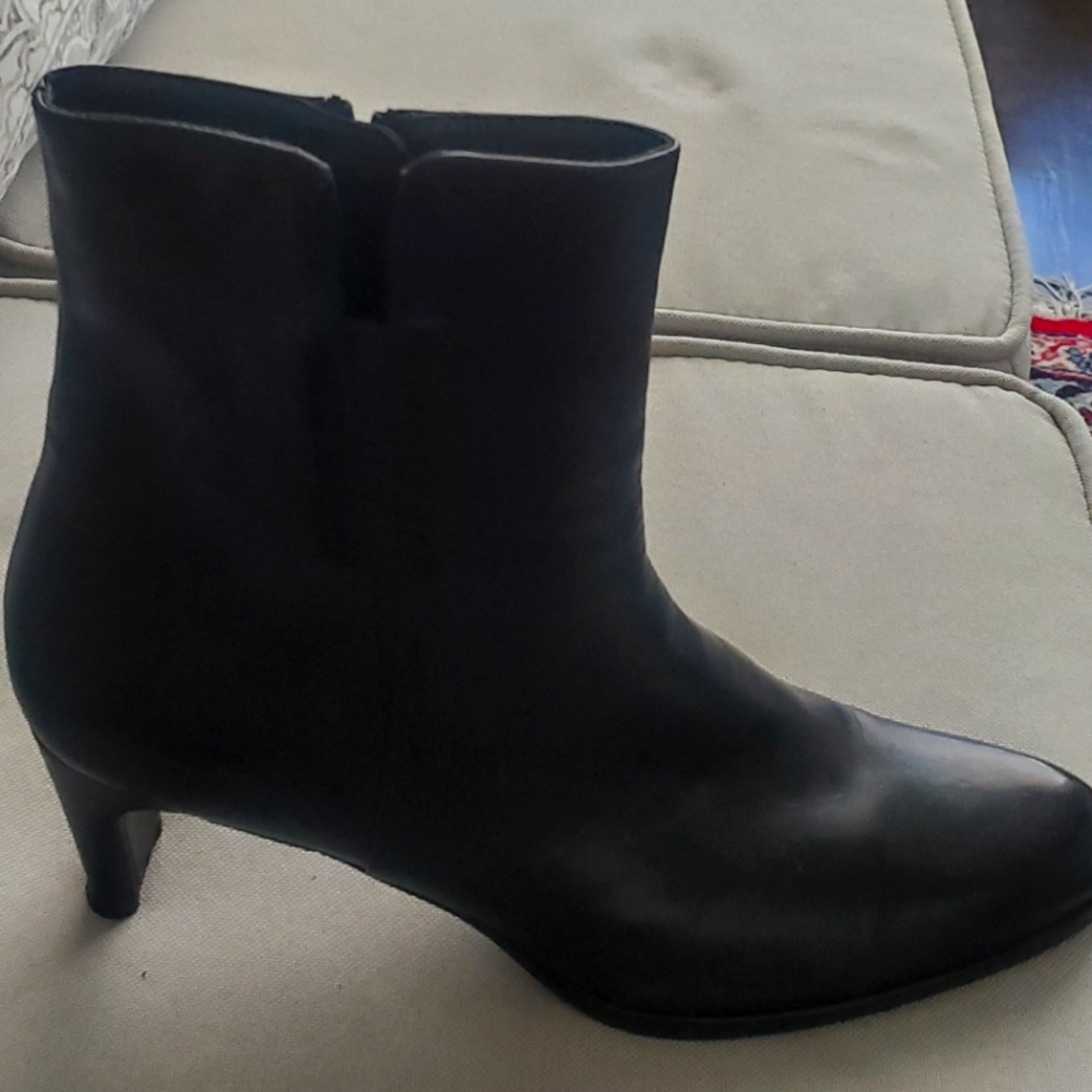 Stuart Weizman boot in narrow